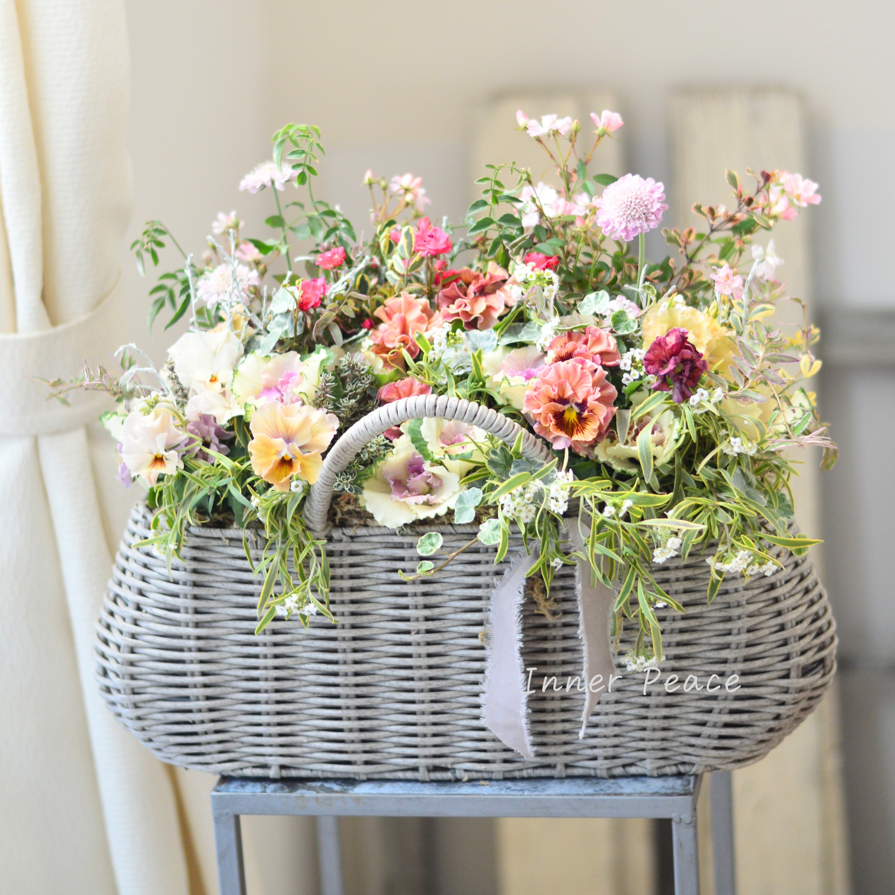 【送料込み】 ミニバラとビオラと葉牡丹のバスケット